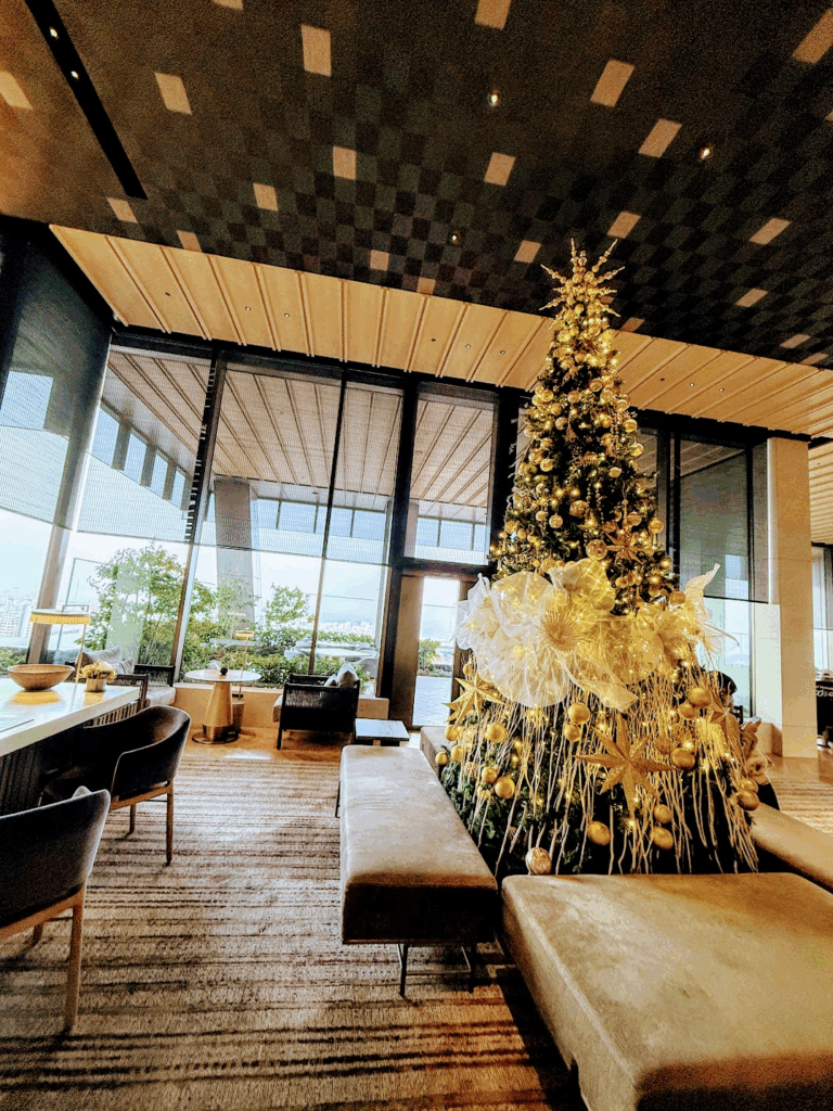 リッツカールトン福岡のロビーに飾られたクリスマスツリー(2024年12月)