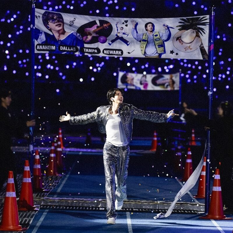 【コメント全文】BTS JIN初のソロファンコンサートツアーアンコールにJ-HOPEとJUNG KOOKも登場！「ARMYのために考えた」サプライズ続出の初日公演の様子を全力レポート！