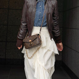 Boulson／MARELLA、Denim Shirts／ POLO RALPH LAUREN、Skirt／ AKIRANAKA、Boots／Sergio Rossi、Bag／LOUIS VUITTON
