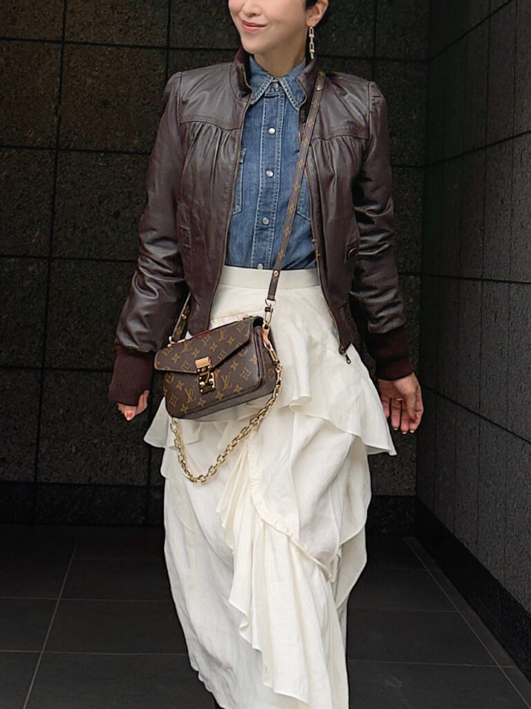 Boulson／MARELLA、Denim Shirts／ POLO RALPH LAUREN、Skirt／ AKIRANAKA、Boots／Sergio Rossi、Bag／LOUIS VUITTON