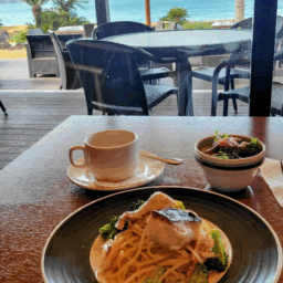 海が見える店内でランチプレートを。地元の糸島の食材にこだわり、旬のものを最大限に生かしたお料理（2024年12月）