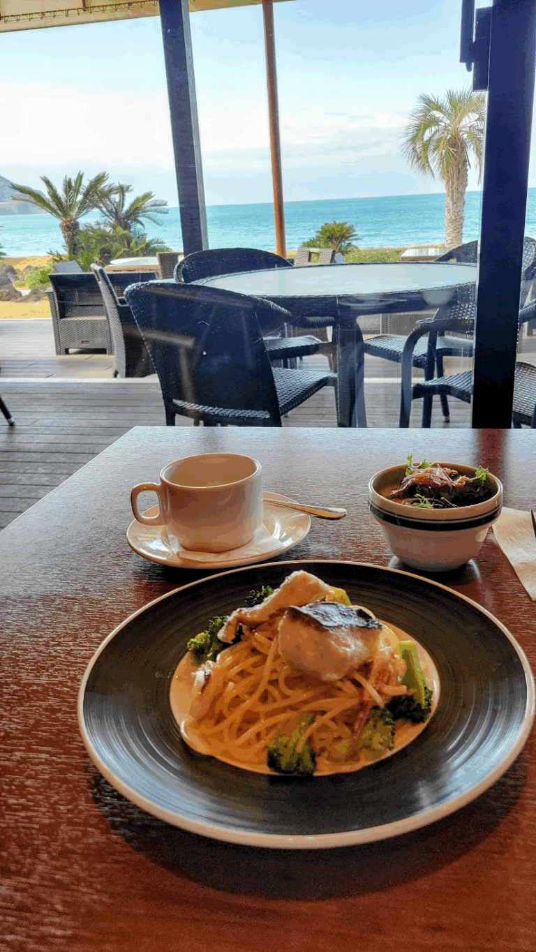 海が見える店内でランチプレートを。地元の糸島の食材にこだわり、旬のものを最大限に生かしたお料理（2024年12月）
