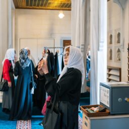 スカーフ姿の松本さん