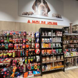 犬猫用品が所狭しと並んでいます。