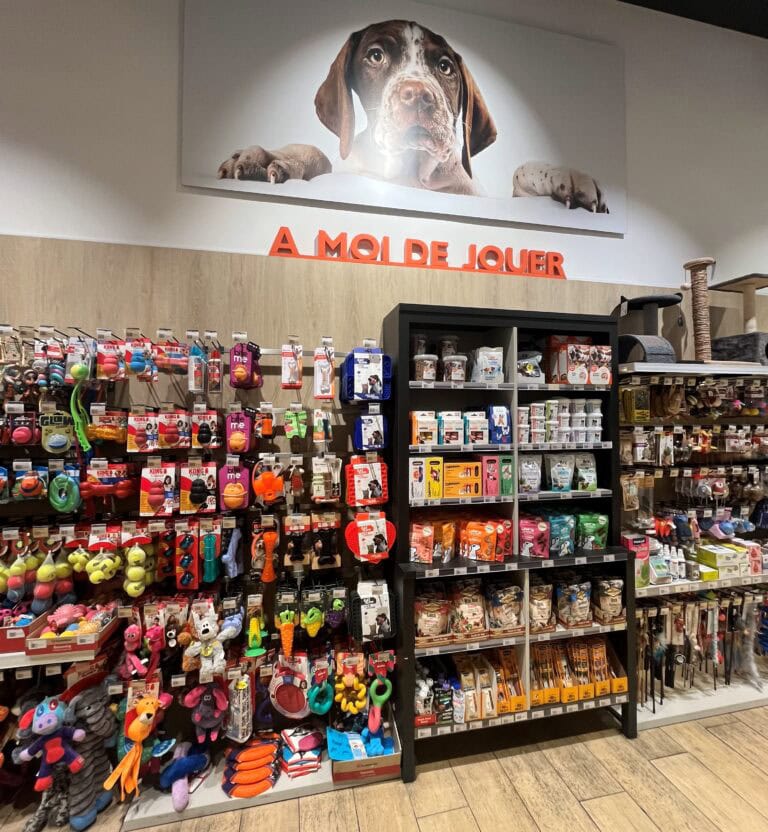 犬猫用品が所狭しと並んでいます。