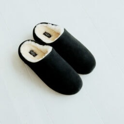 暖かくて脱ぎ履きが楽な「スリッポン」