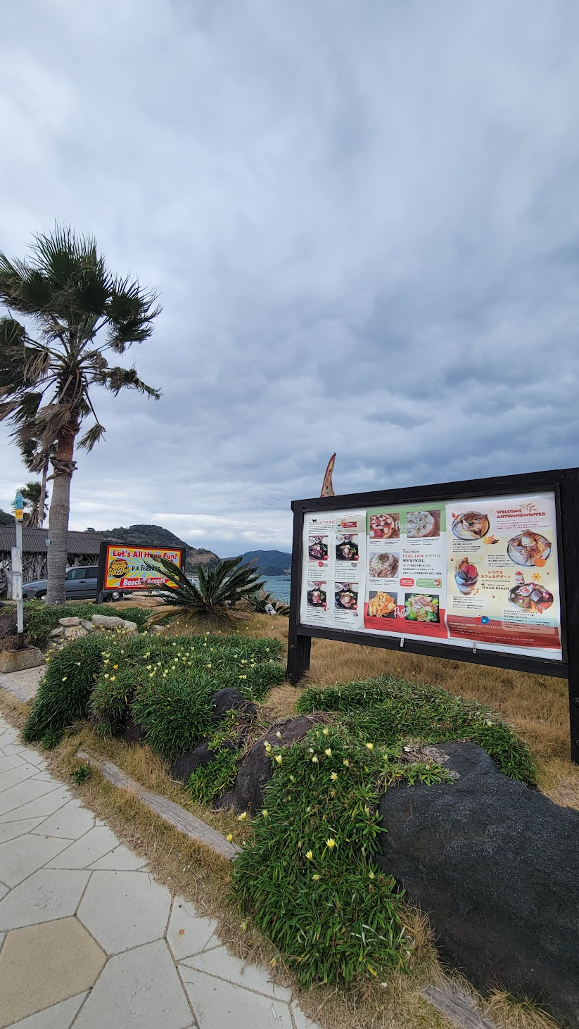 バスを降りると、海外の空気感が漂います