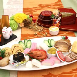 盛りつけ例　ローソンストア100「選べるおせち」の「しっかりおせち」（計2,160円分）