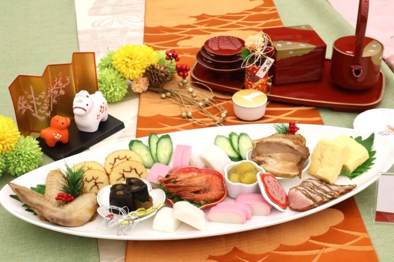 盛りつけ例　ローソンストア100「選べるおせち」の「しっかりおせち」（計2,160円分）