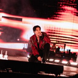 赤いジャケットに着替えたJIN