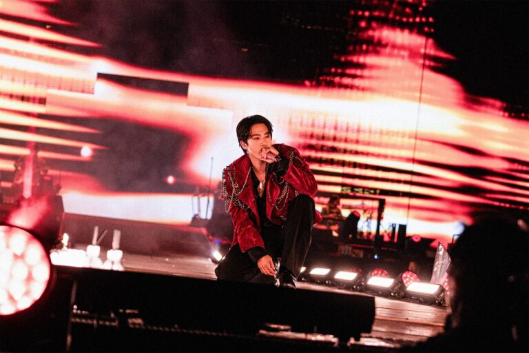 赤いジャケットに着替えたJIN