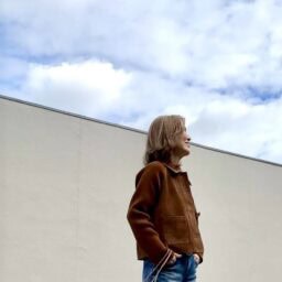 「ZARA」のスウェードジャケットを使ったワンマイルコーデ