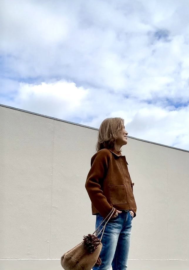 「ZARA」のスウェードジャケットを使ったワンマイルコーデ