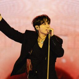 「Standing Next to You」を披露した JUNG KOOK