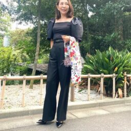 トップス／ZARA、ボトムス／UNIQLO、バッグ／CHANEL