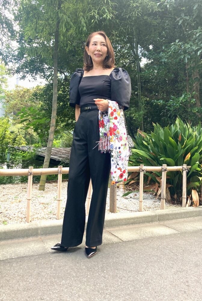 【60代お手本スナップ】「ユニクロ」のワイドパンツと「ZARA」の華やかトップスでエレガントなお呼ばれコーデが完成!