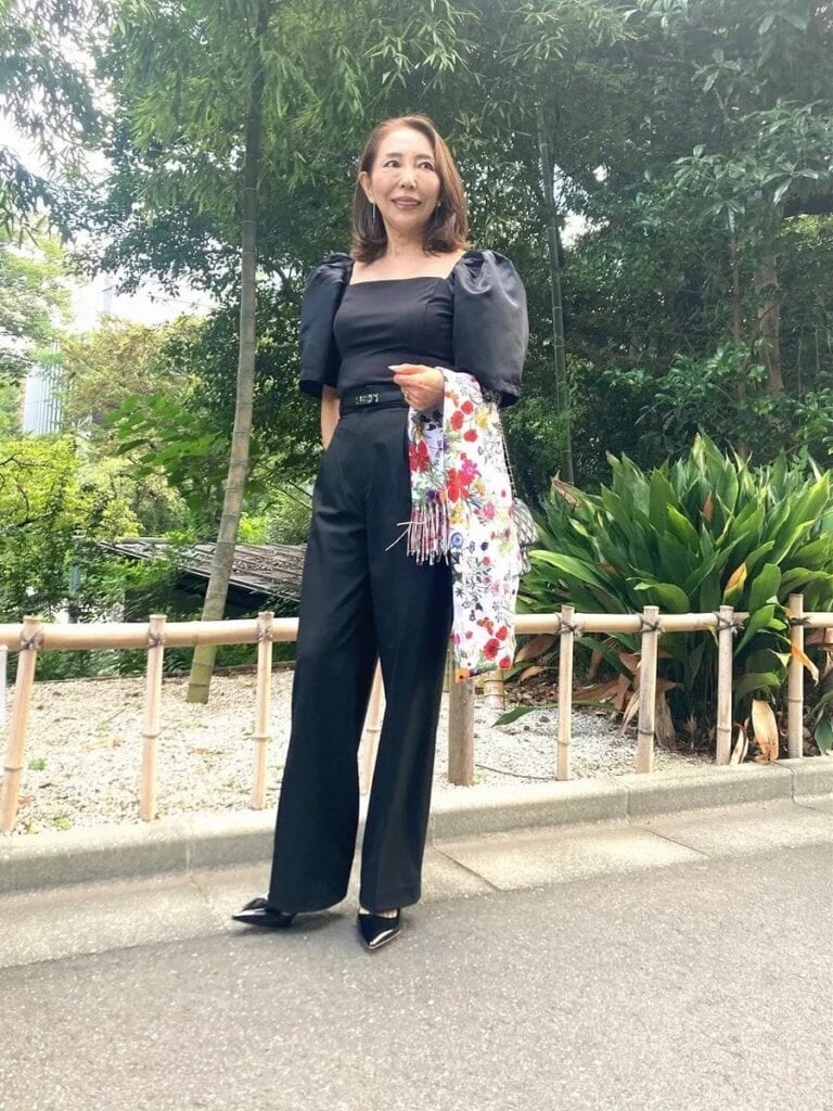 トップス／ZARA、ボトムス／UNIQLO、バッグ／CHANEL