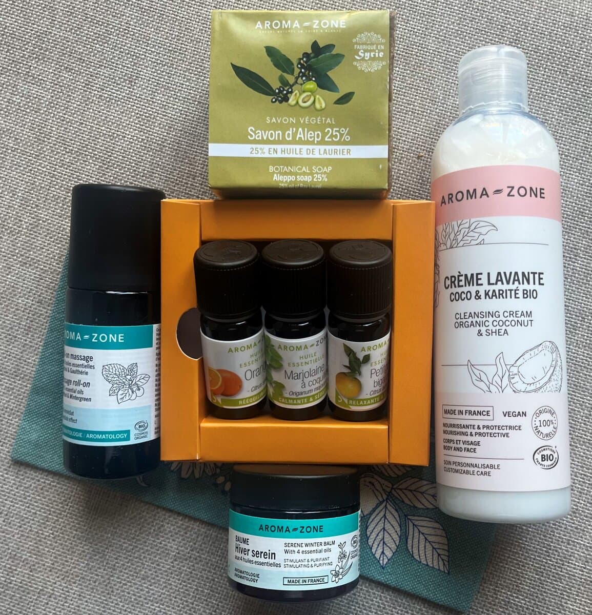 ローリエの石鹸、柑橘系のリラックス・ロールオン、クレンジングミルクなど自然由来の品々。