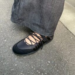 「靴はGUと韓国のデザイナーのブランドrokh（ロク）コラボのもの。デザイン性も高いのに履きやすいんです」