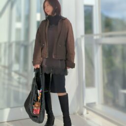 ワークジャケット／ZARAメンズ、レースキャミ／ZARA(New)、ハーフパンツ／ZARA ナイロンバッグ／PRADA、バッグチャーム／HAMIKUMA、ハラコブーツ／unitednude