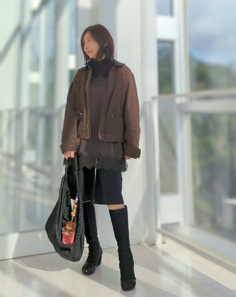 ワークジャケット／ZARAメンズ、レースキャミ／ZARA(New)、ハーフパンツ／ZARA ナイロンバッグ／PRADA、バッグチャーム／HAMIKUMA、ハラコブーツ／unitednude