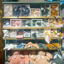 柔らかい素材の布付き小さなぬいぐるみ「DouDou」の商品。15€〜25€