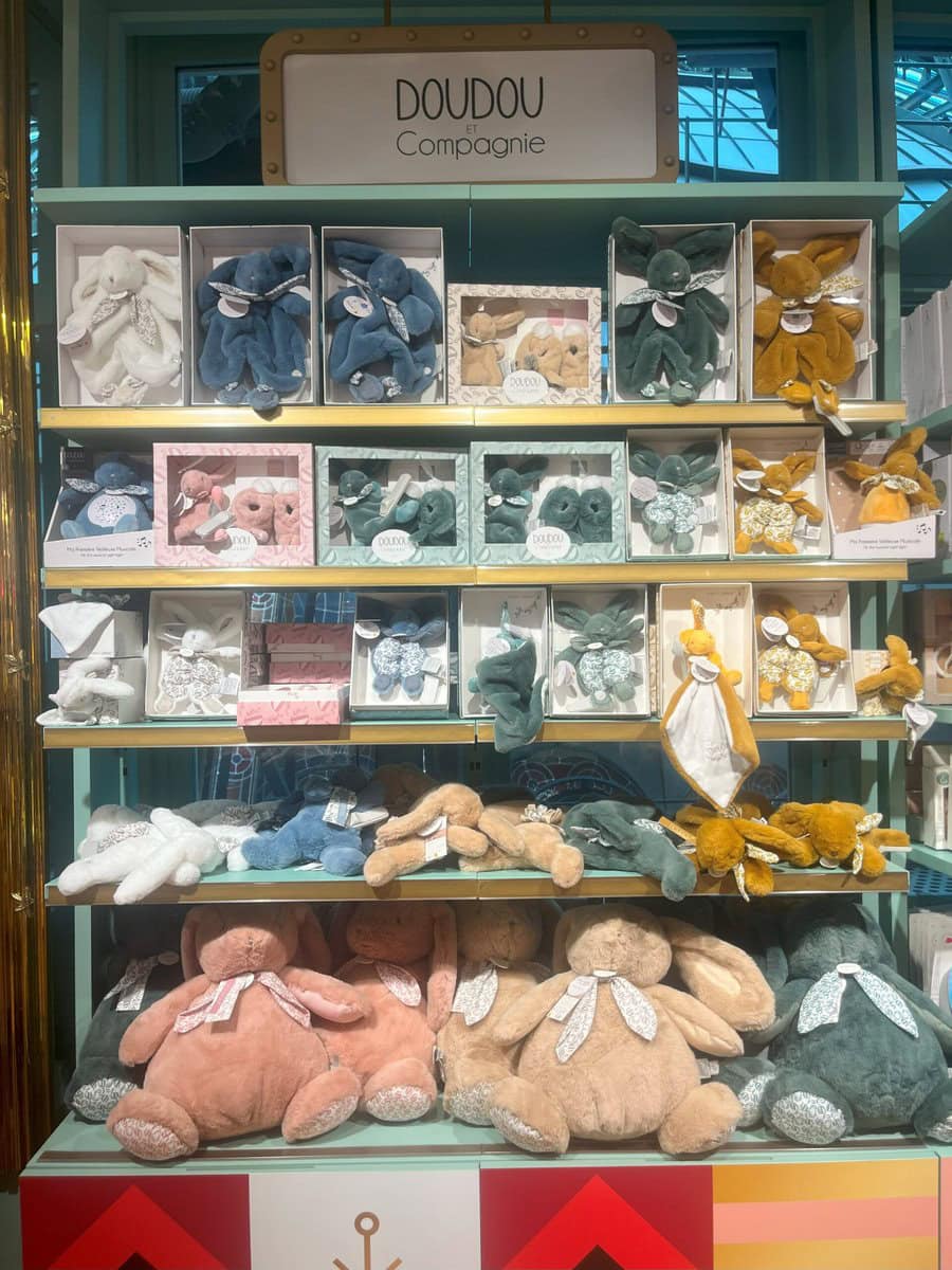 柔らかい素材の布付き小さなぬいぐるみ「DouDou」の商品。15€〜25€