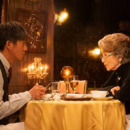 映画『TOKYOタクシー』より食事を楽しむタクシー運転手の浩二（木村拓哉）とすみれ（倍賞千恵子）