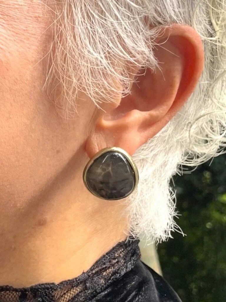 「イヤリングはいつもコーディネートの最後に決めるようにしています。今日はダークカラーのストーンがしっくりきたので付けました」