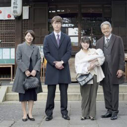 映画『佐藤さんと佐藤さん』よりお宮参りの記念撮影