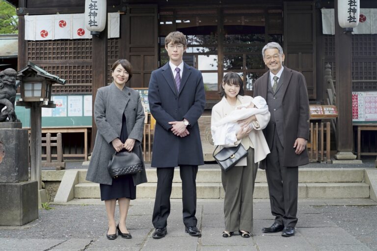 映画『佐藤さんと佐藤さん』よりお宮参りの記念撮影