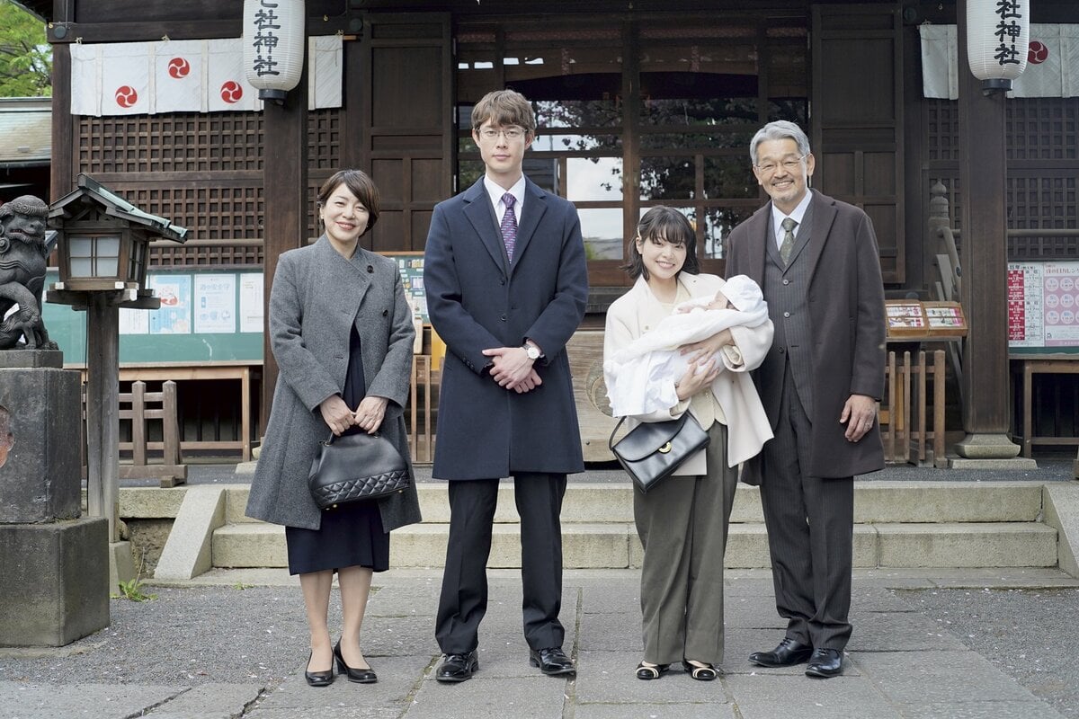 映画『佐藤さんと佐藤さん』よりお宮参りの記念撮影