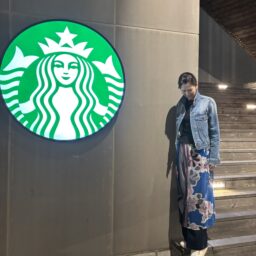 ブルー、ピンクを基調とした大きめの花柄スカート