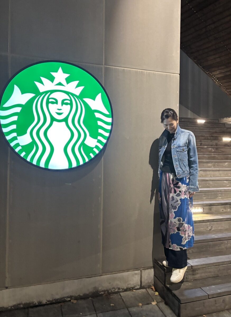 ブルー、ピンクを基調とした大きめの花柄スカート