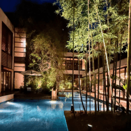 夜のライトアップされた中庭