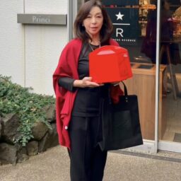 パネトーネカラーに合わせた、赤と黒のコーデ