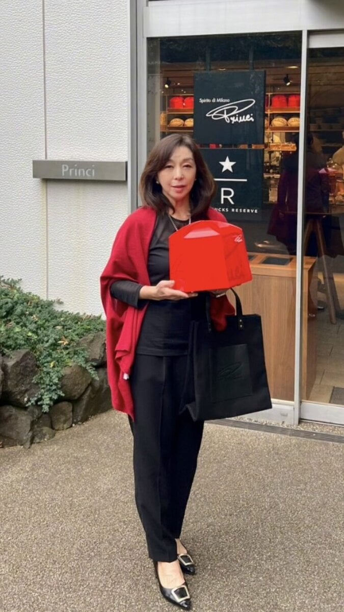 パネトーネカラーに合わせた、赤と黒のコーデ