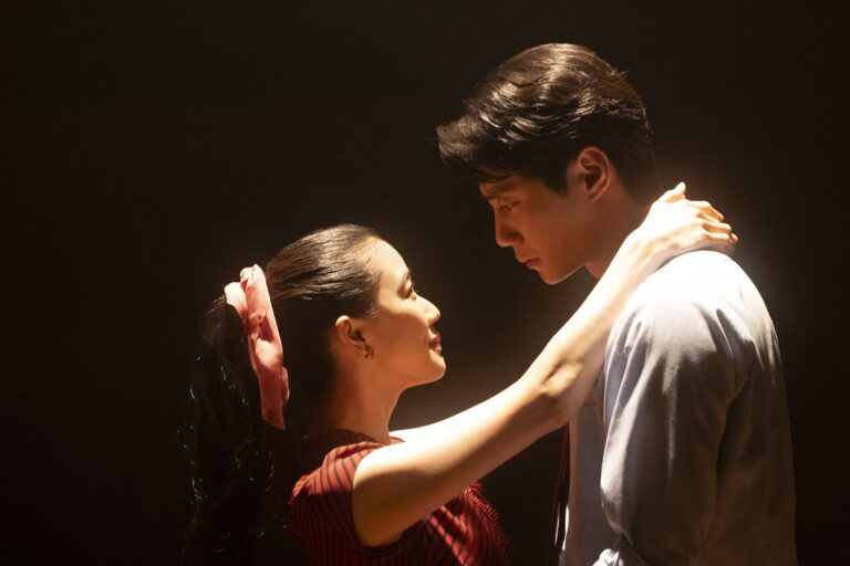 映画『TOKYOタクシー』より若き日のすみれ（蒼井優）と初恋相手のキム・ヨンギ（イ・ジュニョン）