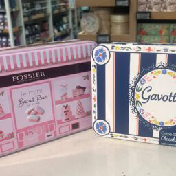 可愛いモチーフが特徴的。（左)12€ (右)13€