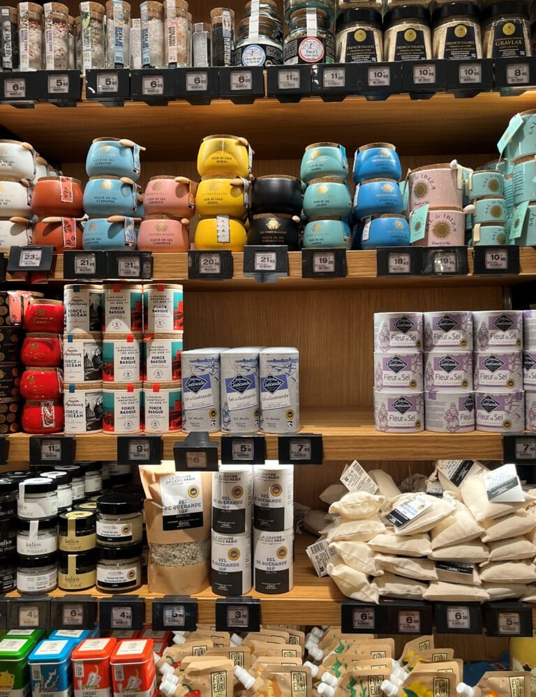 「La Grand Épicerie」の塩のコーナー。