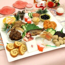 盛りつけ例　ローソンストア100「選べるおせち」の「ごちそうおせち」（計3,240円分）