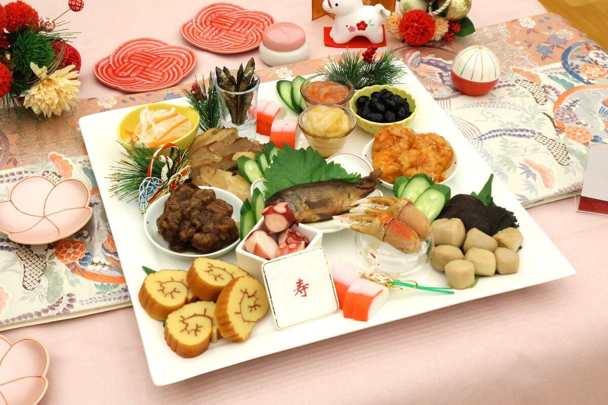 盛りつけ例　ローソンストア100「選べるおせち」の「ごちそうおせち」（計3,240円分）