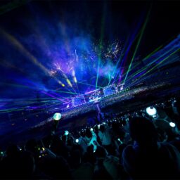 アミボムの光が美しい会場