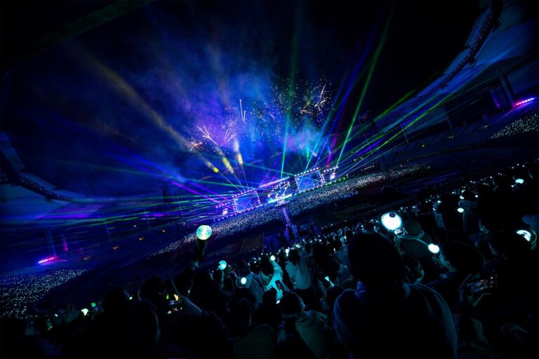 アミボムの光が美しい会場