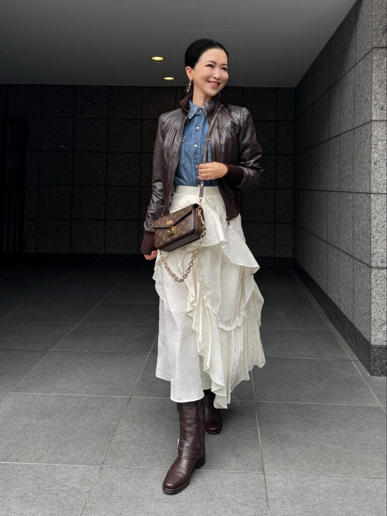 Boulson／MARELLA、Denim Shirts／ POLO RALPH LAUREN、Skirt／ AKIRANAKA、Boots／Sergio Rossi、Bag／LOUIS VUITTON