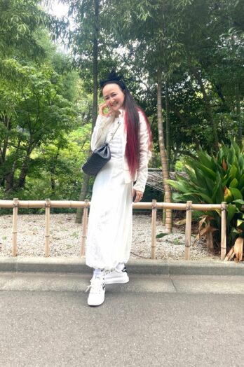 【60代お手本スナップ】品よく華やぐ東京マダムの「オールホワイトコーデ」をキャッチ！