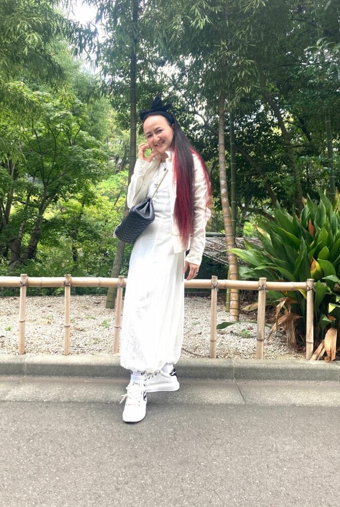 【60代お手本スナップ】品よく華やぐ東京マダムの「オールホワイトコーデ」をキャッチ!