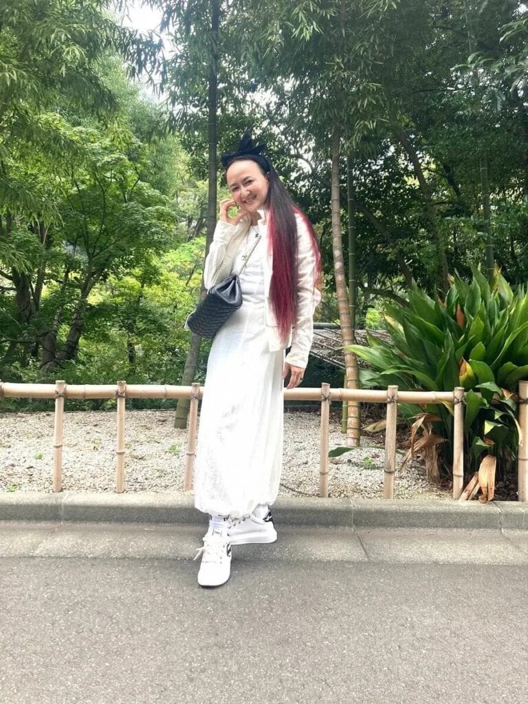 ジャケット・ヘアアクセサリー・ペンダント・バッグ／CHANEL、ワンピース／MANGO、靴／Karl Lagerfeld、ソックス／alo