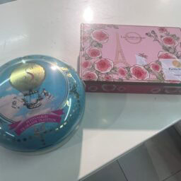 エレガントな模様が素敵です（左)18€ (右)13€