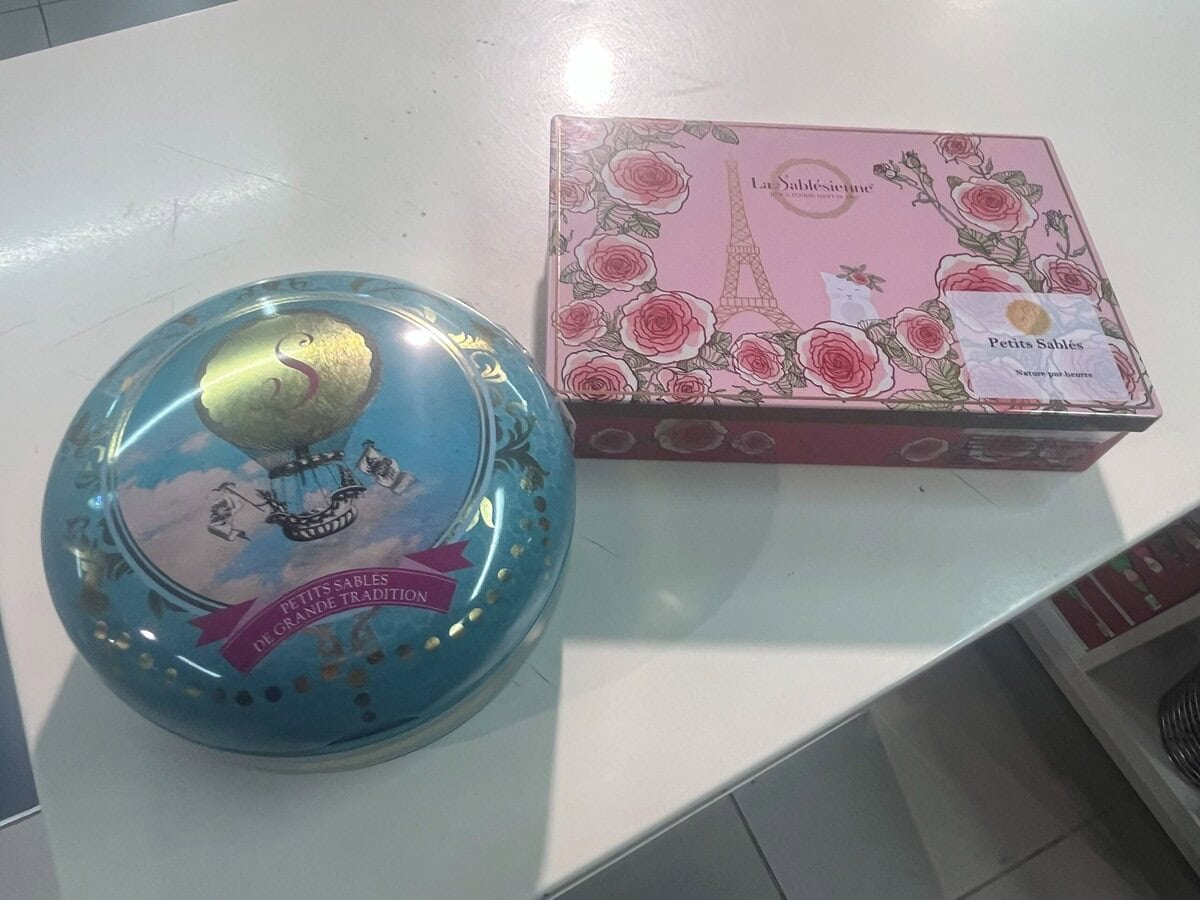 エレガントな模様が素敵です（左)18€ (右)13€